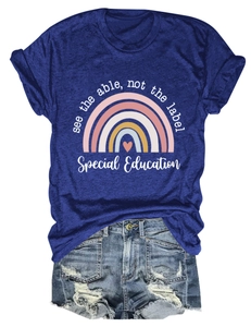T-shirt bleu marine avec imprimé arc-en-ciel et short en jean vieilli posés à plat