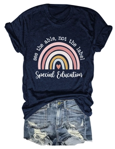 Vue à plat d'un t-shirt bleu marine avec imprimé arc-en-ciel et short en jean délavé