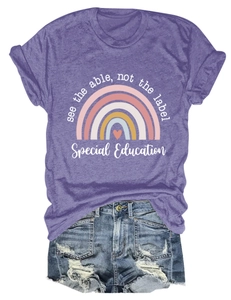 T-shirt violet en coton à imprimé arc-en-ciel avec short en jean délavé