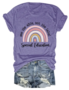 Détail d'un t-shirt violet en coton avec graphique arc-en-ciel et slogan d'éducation