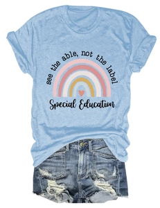 Détail d'un t-shirt bleu clair avec motif arc-en-ciel et texte sur l'éducation spéciale