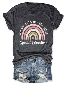Mise à plat de t-shirt gris imprimé arc-en-ciel et short en jean bleu délavé