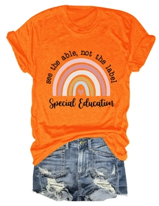 T-shirt orange à col rond avec motif arc-en-ciel et texte sur l'éducation spécialisée