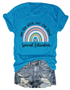 Détail à plat du t-shirt bleu avec motif arc-en-ciel et texte d'éducation spéciale
