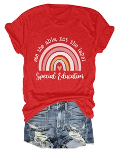 T-shirt rouge à col rond avec imprimé arc-en-ciel et short en jean vieilli