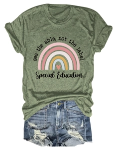 T-shirt olive chiné avec motif arc-en-ciel et ensemble de short en jean à plat