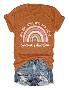 T-shirt en coton orange brûlé avec imprimé arc-en-ciel et short en jean vieilli