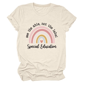 Vue détaillée du t-shirt en coton avoine avec imprimé arc-en-ciel et texte inspirant