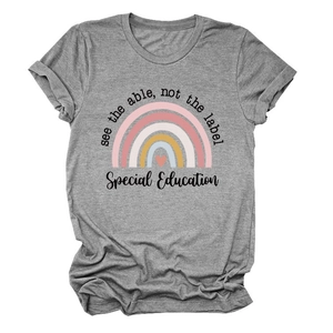 Détail d'un t-shirt gris chiné avec imprimé arc-en-ciel et texte Special Education