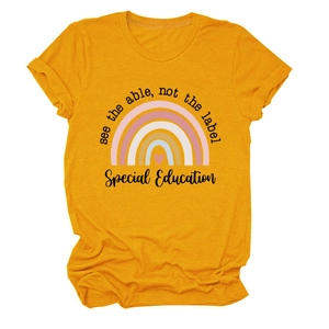 Détail d'un t-shirt en coton jaune moutarde avec arc-en-ciel et texte d'éducation