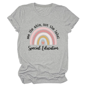 Détail du graphique arc-en-ciel et texte éducation spéciale sur t-shirt gris en coton