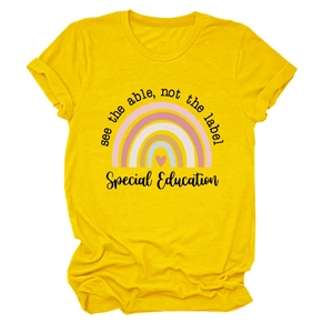 Détail du t-shirt jaune en coton avec le motif arc-en-ciel See the able not the label