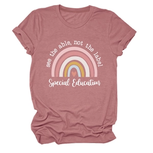 Détail d'un t-shirt en coton rose avec imprimé arc-en-ciel et texte See the able not the label
