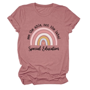 Détail du t-shirt en coton avec imprimé arc-en-ciel et slogan sur l'éducation spéciale