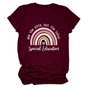 Détail du t-shirt en coton bordeaux avec motif arc-en-ciel et texte de motivation