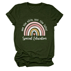 Détail d'un t-shirt en coton avec imprimé arc-en-ciel et citation de motivation brodée