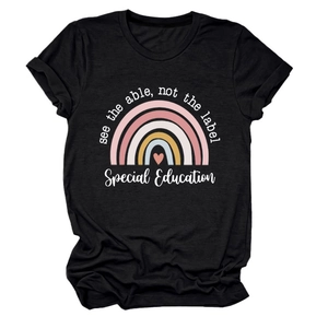 Détail du graphique arc-en-ciel et slogan sur t-shirt noir en coton pour femme