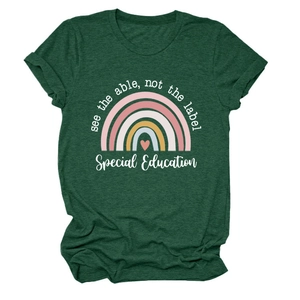 Détail de l'imprimé arc-en-ciel et du texte d'éducation spécialisée sur t-shirt vert