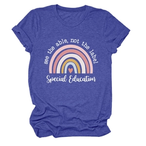 Vue détaillée d'un t-shirt décontracté avec imprimé arc-en-ciel See the able