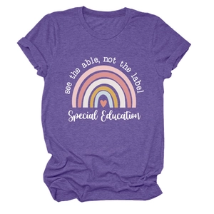 Détail du t-shirt violet chiné avec motif arc-en-ciel et texte éducation spéciale