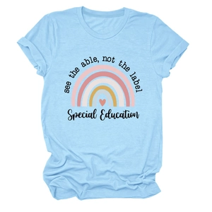 Détail du t-shirt bleu clair avec arc-en-ciel et imprimé 'see the able, not the label'
