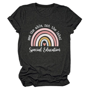 Vue détaillée du t-shirt gris foncé à col rond avec impression arc-en-ciel colorée