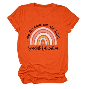 Détail du t-shirt orange avec imprimé arc-en-ciel et texte See the able not the label