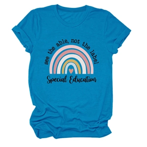 Détail du t-shirt bleu sarcelle avec imprimé arc-en-ciel et slogan éducation spéciale