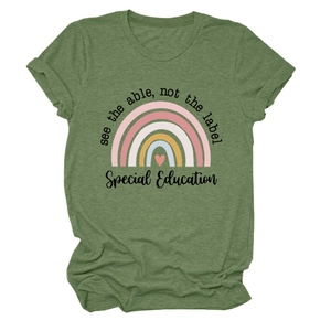 Vue détaillée à plat du T-shirt vert à col rond avec arc-en-ciel et texte imprimé