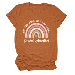 Détail d'un t-shirt à col rond avec imprimé arc-en-ciel et texte en couleur terre cuite