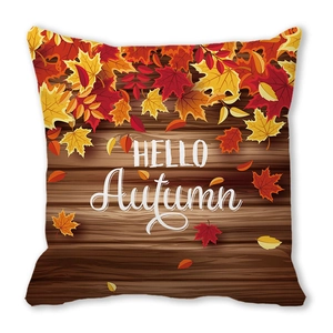 Funda de cojín Hello Autumn con hojas de membrillo en acuarela y textura madera