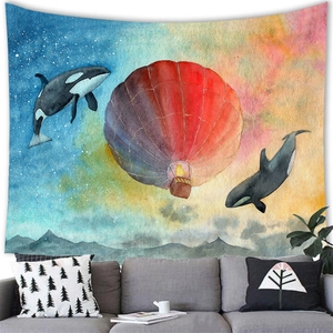 Tapiz artístico de ballena colgado sobre un sofá gris en una decoración de sala acogedora