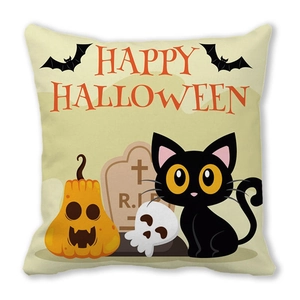 Halloween kussenhoes met zwarte kat en pompoen op een beige stoffen achtergrond