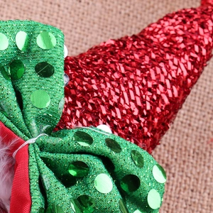 Detail des Weihnachts-Haarreifs mit rotem Glitzerstoff und grüner Pailletten-Schleife