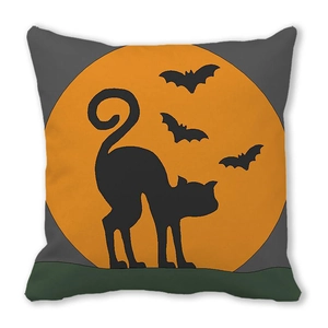 Detail van Halloween kussensloop met zwarte kat silhouet en oranje maan