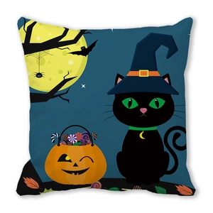Detail van Halloween kussensloop met cartoon zwarte kat en pompoenlantaarn print