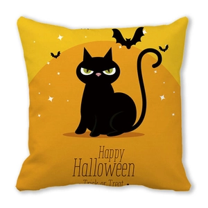 Detail van Halloween kussenhoes met zwarte kat en motieven van vleermuizen