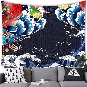Detalle de tapiz con ola Ukiyo-e colgado en un salón decorado de estilo moderno