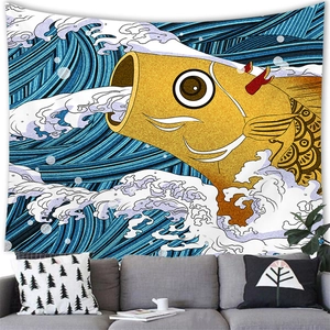 Tapiz japonés Ukiyo-e con carpa koi dorada y olas azules sobre un sofá moderno