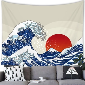 Tapiz de pared japonés Ukiyo-e con olas y sol rojo colgado sobre un sofá gris