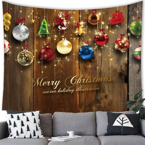 Detalle del tapiz de Navidad con bolas festivas sobre fondo de textura de madera