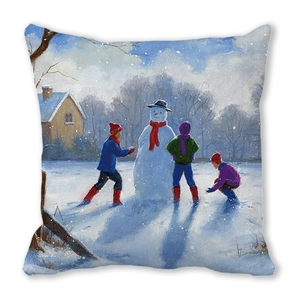 Detail van kerstkussen met kinderen die een sneeuwpop bouwen op perzikhuid stof
