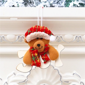Ornamento orsetto di peluche natalizio con scritta JOY su camino bianco festivo