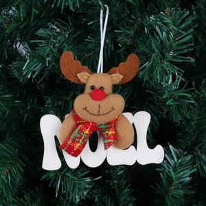 Dettaglio di renna natalizia in peluche con targa in legno Noel e sciarpa a quadri