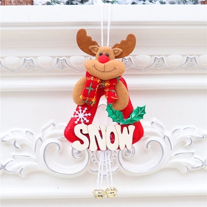Kerstmis rendier pluche ornament met houten SNOW letters en gouden metalen bellen