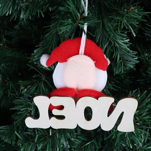 Dettaglio della decorazione NOEL in legno con Babbo Natale appesa all'albero di Natale