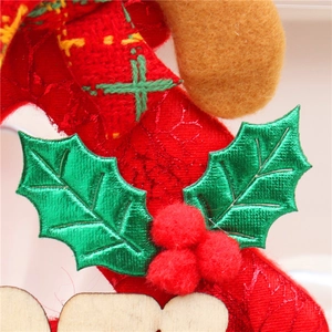 Detail van kerstversiering van vilt met groen borduurpatroon en textuurdetails