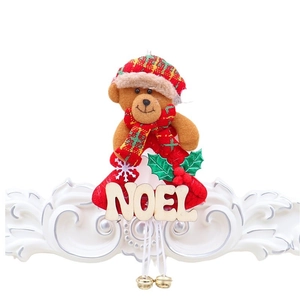 Kerst pluche beer hanger met NOEL houten bordje en gouden belletjes decoratie