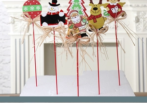 Detailansicht von 5 Weihnachtssteckern mit Weihnachtsmann-, Schneemann- und Rentierfiguren