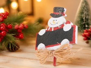 Detail eines hölzernen Schneemann-Weihnachtssteckers mit Handmalerei und Raffia-Schleife